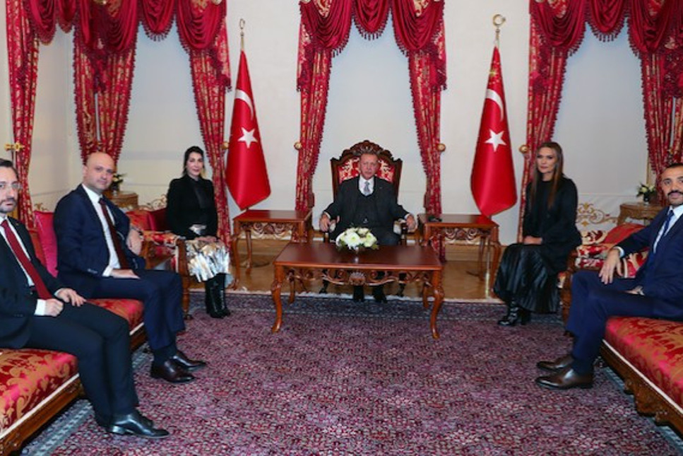 Müflis iş adamı Okan Kurt, Cumhurbaşkanı Erdoğan'ın yanında ne arıyor?