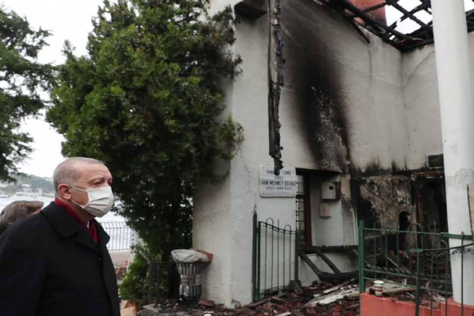 Vaniköy Camii'nde dikkatsizlik sonucu yangın olayı meydana gelmiş ve büyümüş