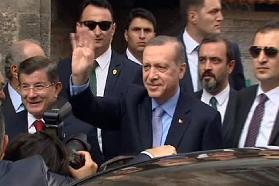 Cumhurbaşkanı Erdoğan cuma namazını Davutoğlu ile birlikte kıldı