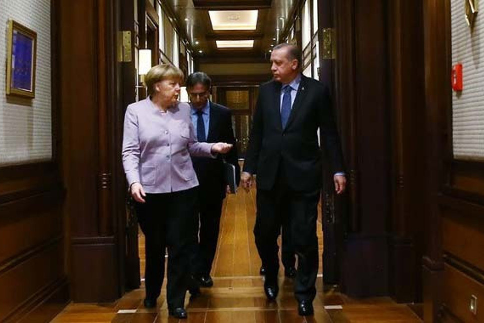 Angela Merkel'den Türkiye'ye 'saygılı diyalog' çağrısı