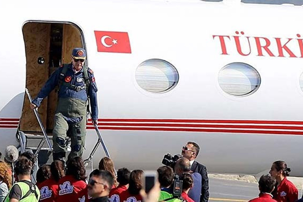 Cumhurbaşkanı Erdoğan'dan pilot tulumuyla TEKNOFEST çıkarması