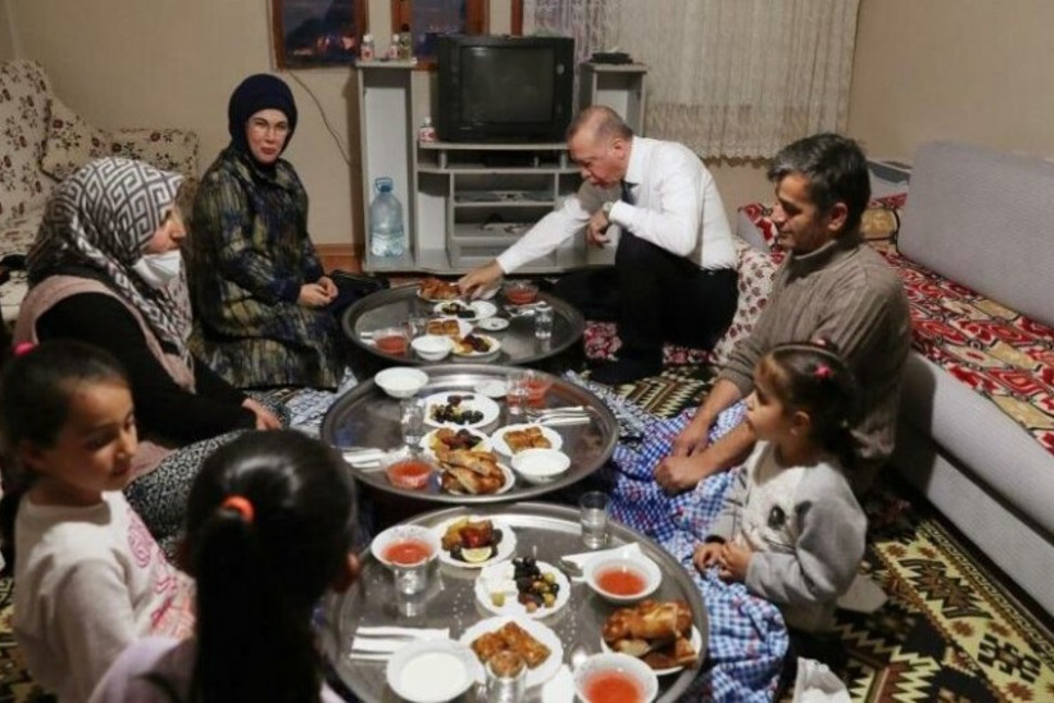 Cumhurbaşkanı Erdoğan’dan yer sofrasında iftar