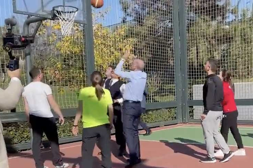 Cumhurbaşkanı Erdoğan gençlerle basketbol oynadı