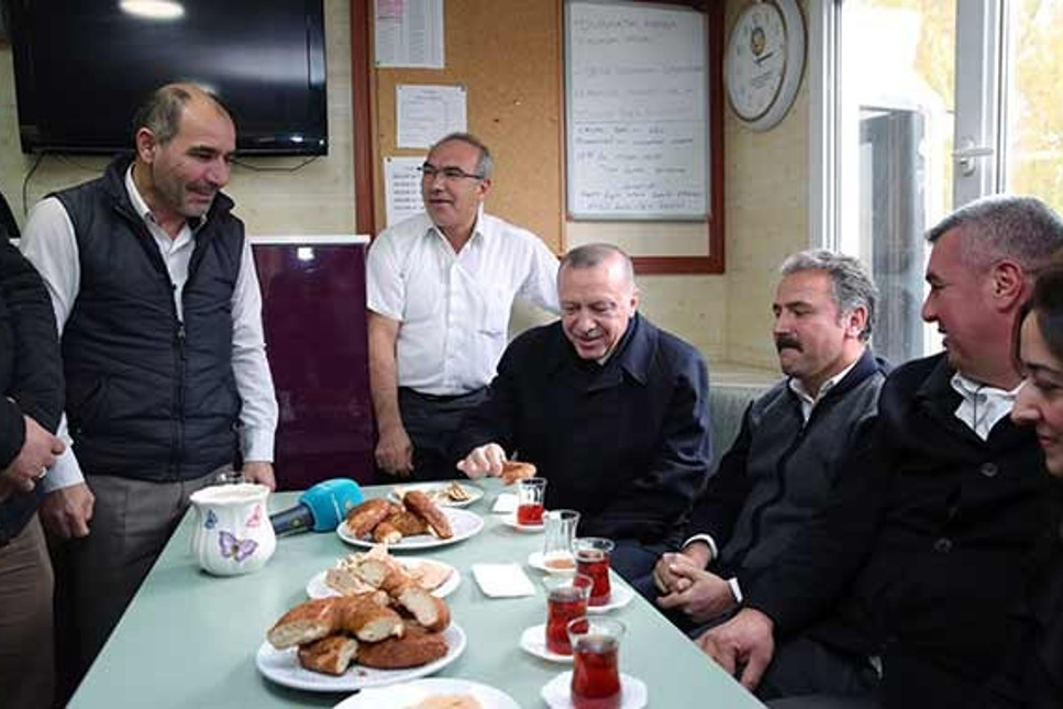 Cumhurbaşkanı Erdoğan'ın taksicilerle çay-simit sohbeti