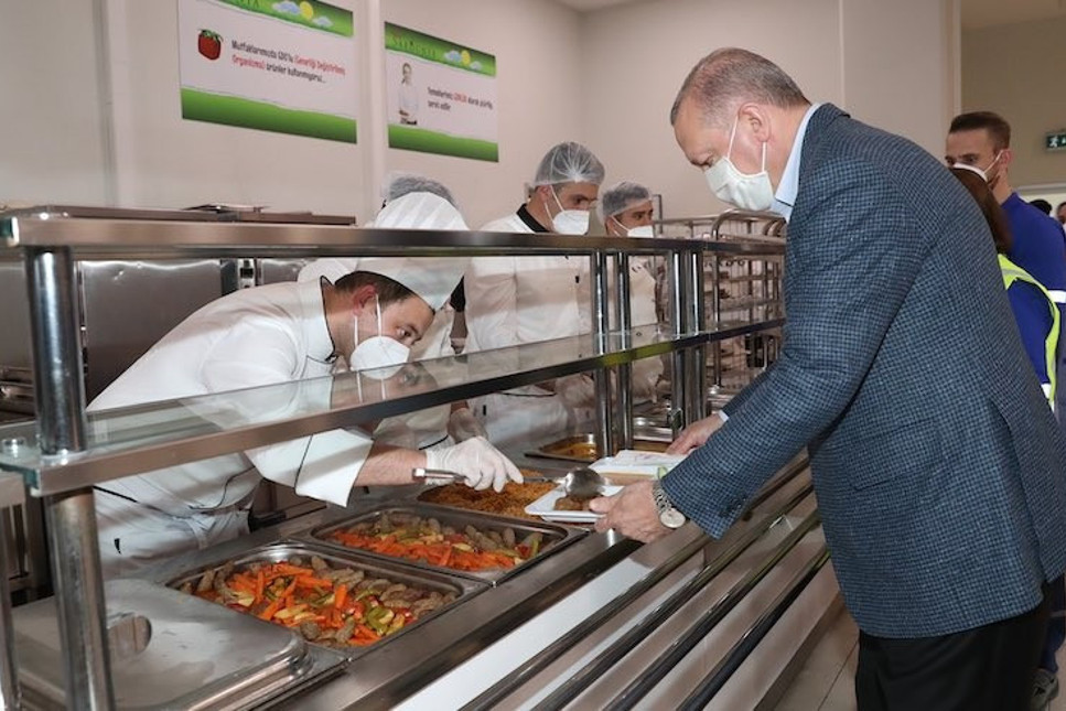 Cumhurbaşkanı Erdoğan tabldot sırasına girdi, işçilerle iftar yaptı