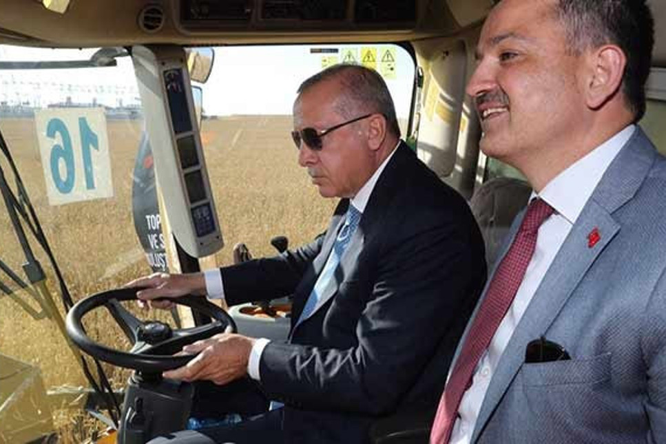 Cumhurbaşkanı Erdoğan, yerli 'elektrikli traktör'ü test etti