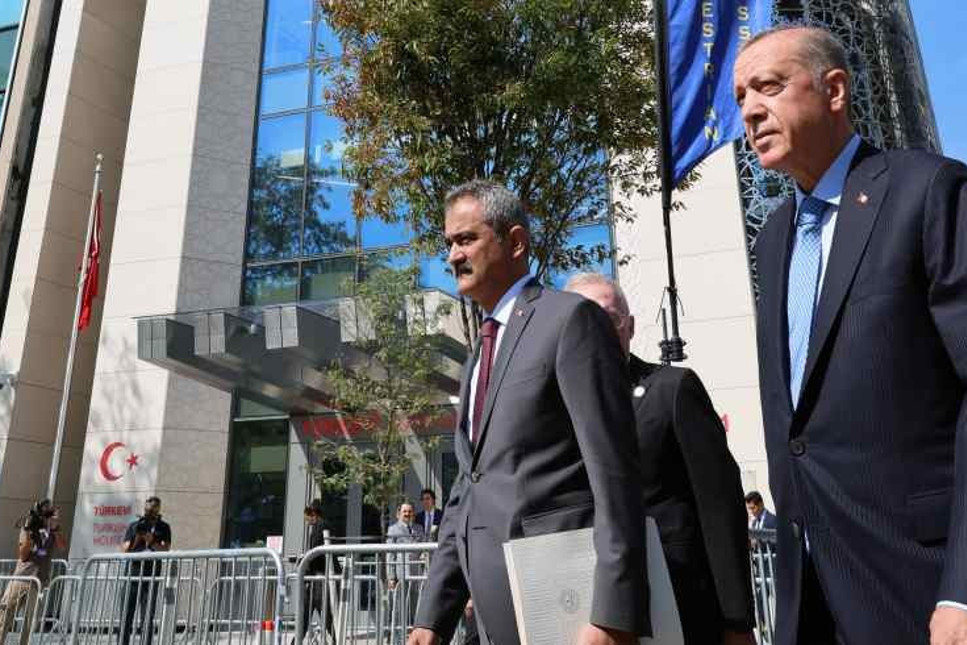 Cumhurbaşkanı Erdoğan zirveye yürüyerek geçti