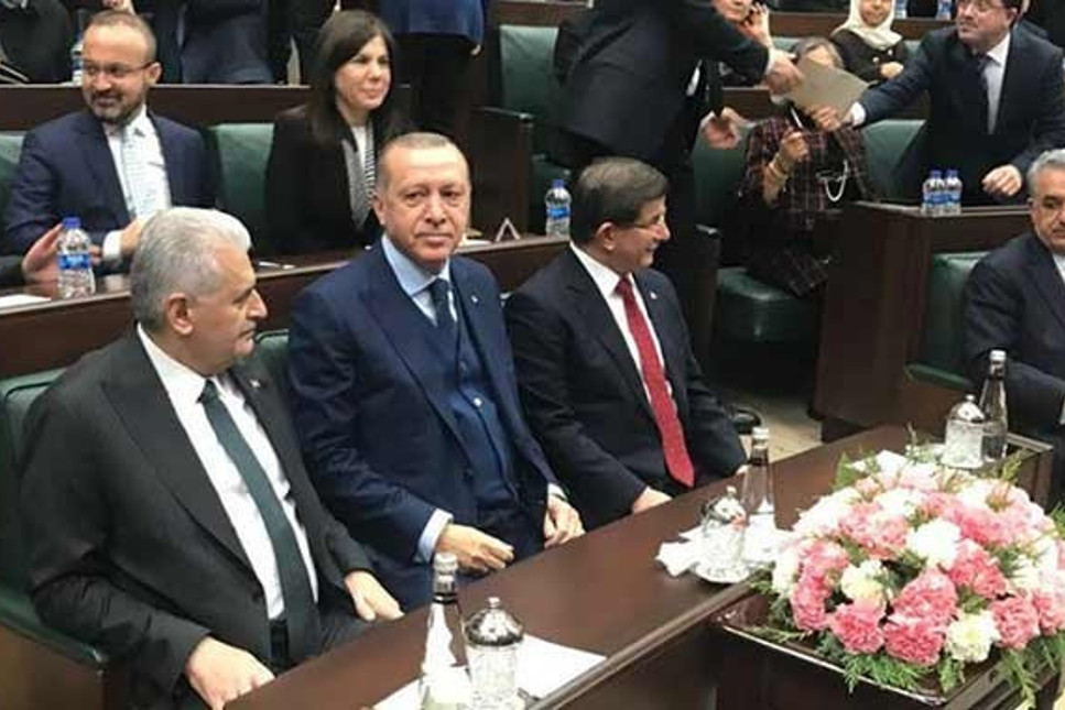 Davutoğlu geri döndü, Erdoğan’ın yanına oturdu