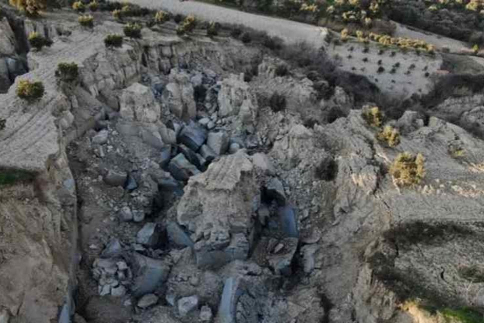 Deprem Hatay'da zeytinliği ikiye böldü: 50 metre derinliğinde yarık oluştu