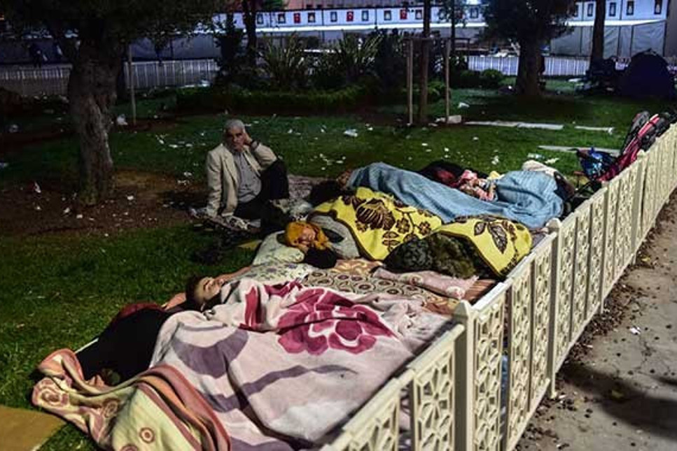 Depremin ertesi günü İstanbullular parkta sabahladı