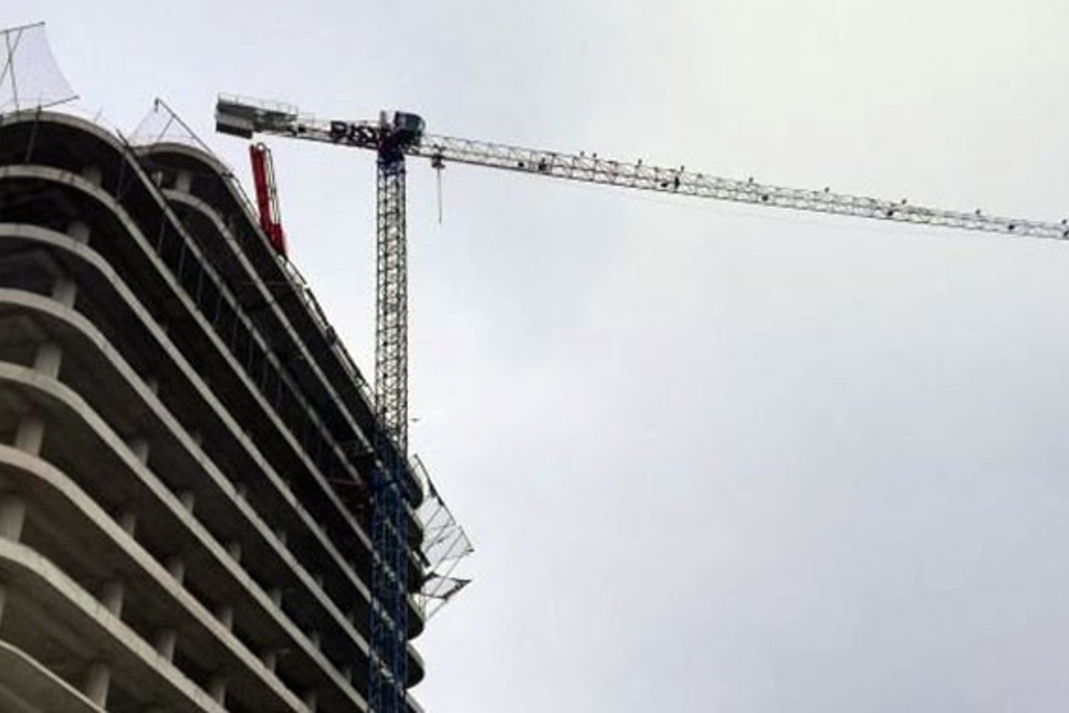 Dev inşaat firmasında işçilerden eylem: Ödenmeyen maaşlarını vinç kulesinde bekliyorlar