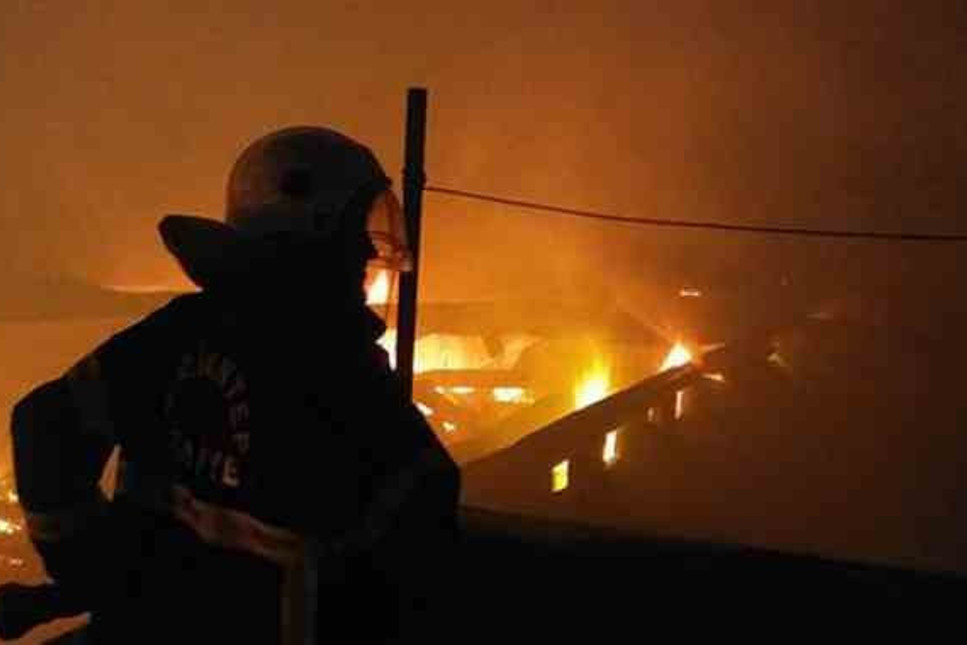 Dev iplik fabrikası alev alev yandı, patron yangında kayboldu...