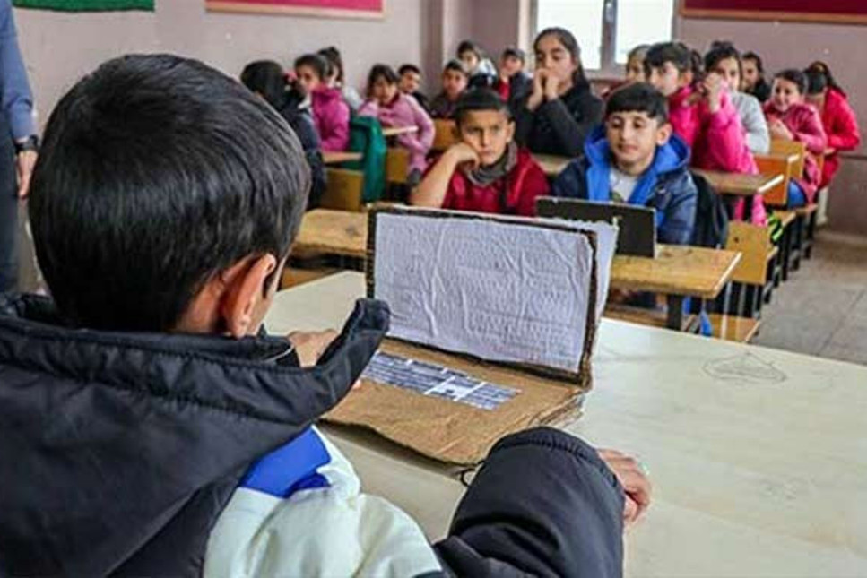 Diyarbakır'da kartondan bilgisayarla bilişim teknolojileri dersi!