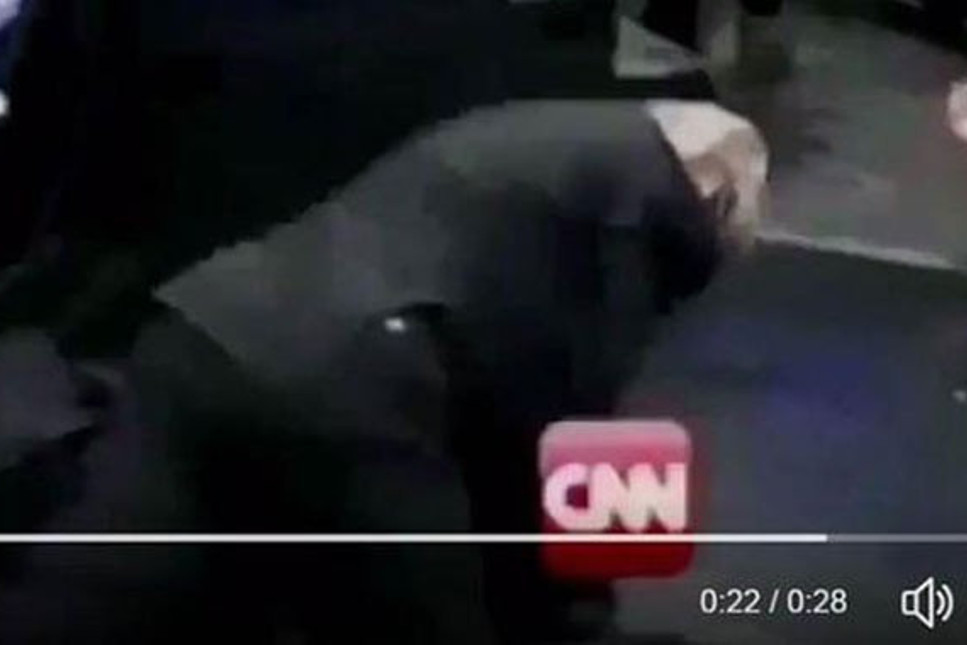 Donald Trump bunu da yaptı: CNN'i yere serdi!