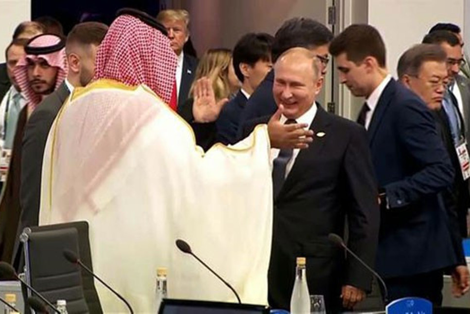 Dünya bunu konuşuyor.. Putin'den Veliaht Selman'a çak 'beşlik'