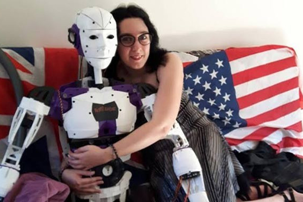 Dünyada yeni akım: Robotuyla nişanlanan kadın evlenmek istiyor