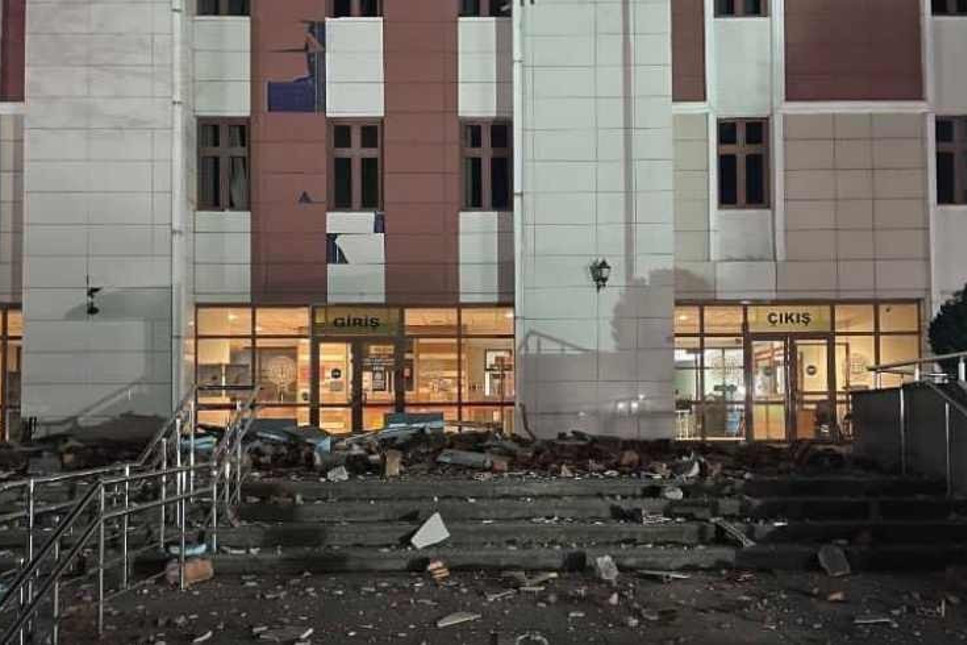 Düzce depreminde yeni yapılan adliye hasar gördü