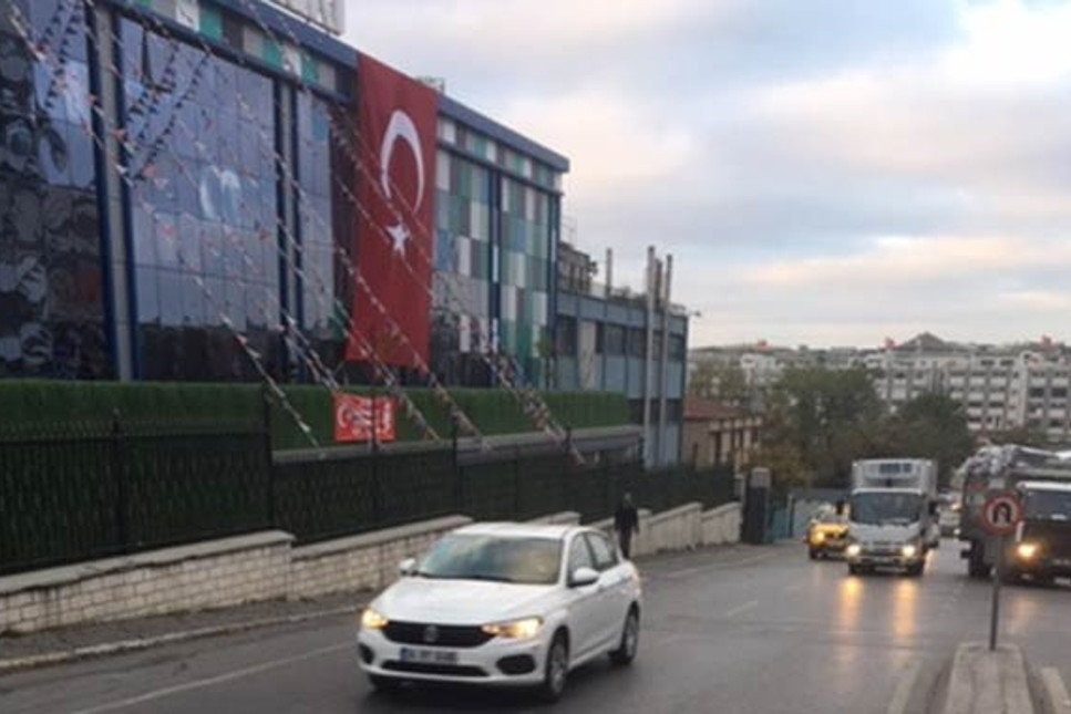 Edirnekapı'daki okul önündeki trafik velileri korkutuyor...