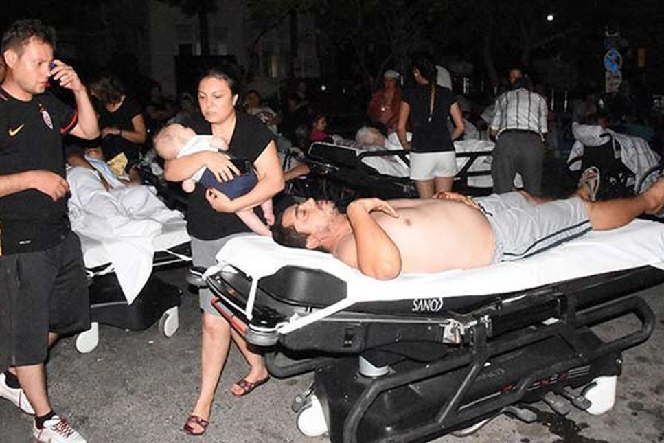 Ege’de 6,3’lük korkutan deprem: Balkondan atlayan çok sayıda kişi yaralandı