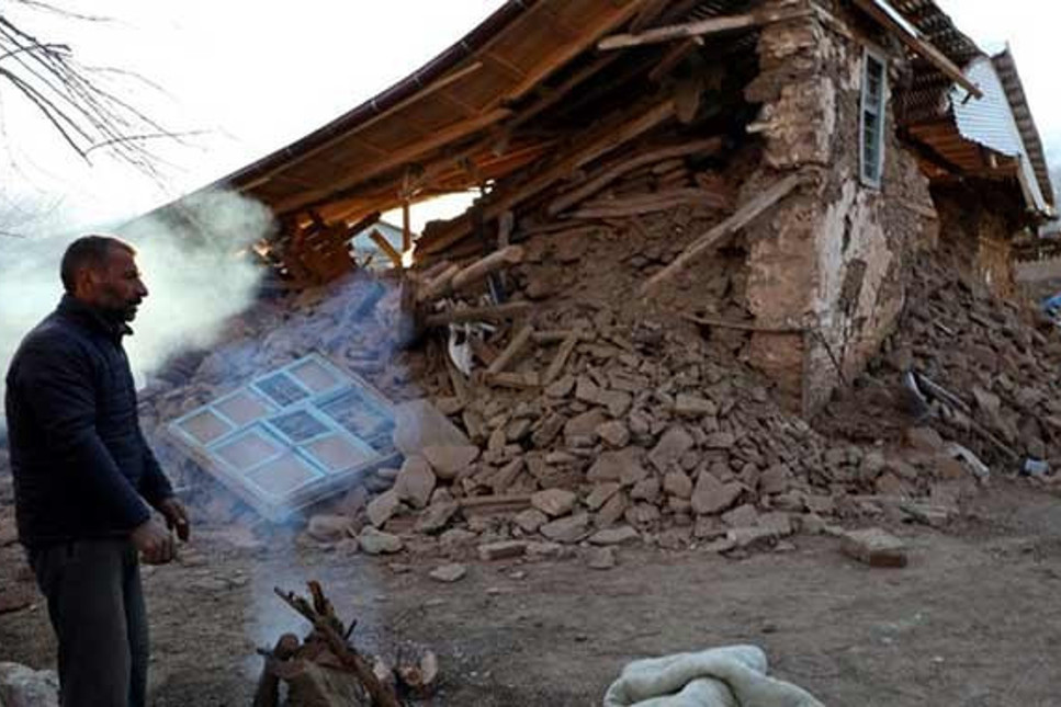 Elazığ depreminde bir köy tamamen yıkıldı, 2 kişi hayatını kaybetti