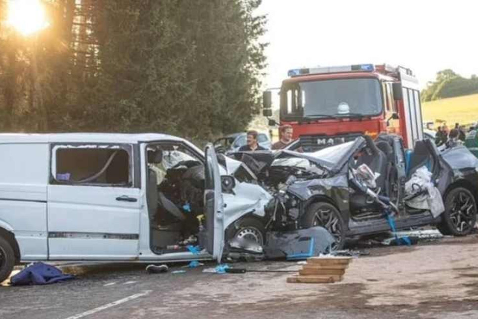 Elektrikli araç otonom sürüş sırasında ters şeride daldı: 1 ölü 9 yaralı