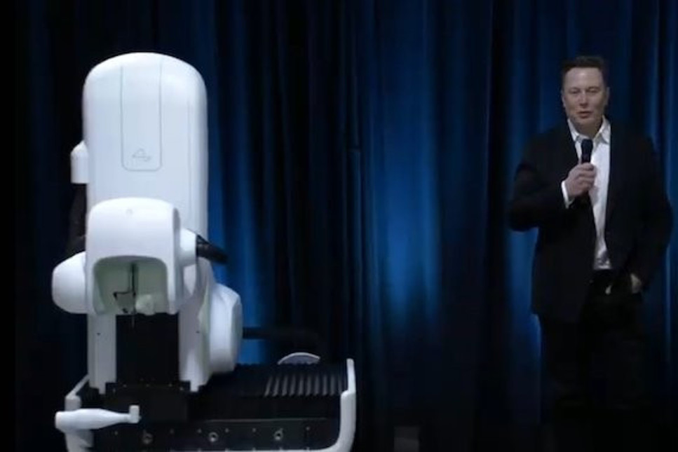 Elon Musk, 'beyin implant cihazını' tanıttı