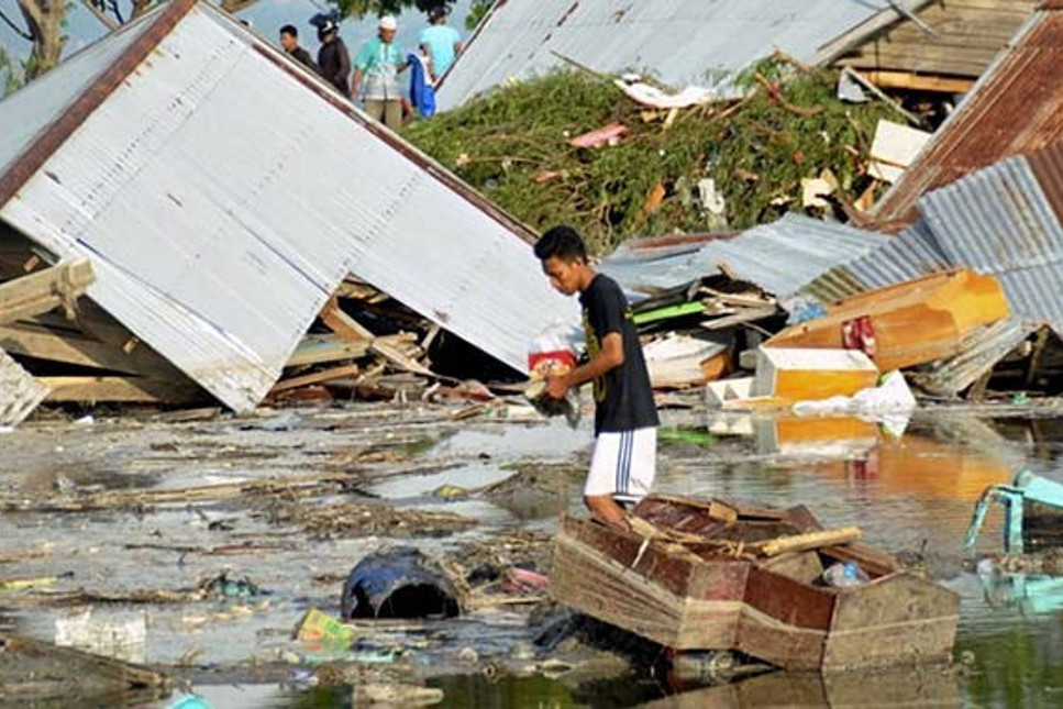 Endonezya'da 7.7 büyüklüğündeki depremin ardından tsunami: En az 30 ölü