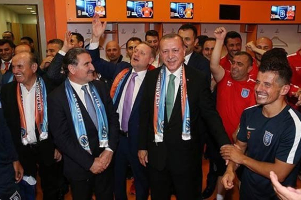 Erdoğan, Başakşehir'i soyunma odasında tebrik etti