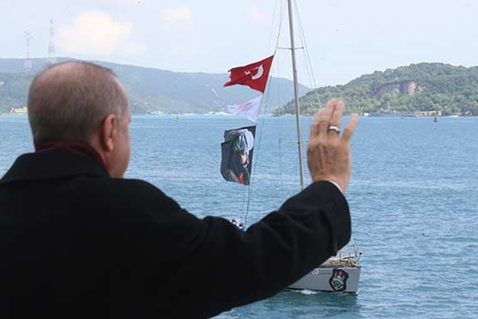 Erdoğan, İstanbul'un Fethi'nin 567. yılı kutlamaları dolayısıyla Boğaz'dan geçen tekneleri selamladı