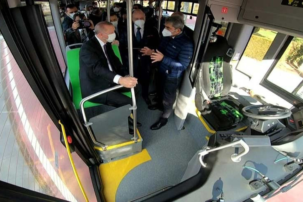 Erdoğan, Türkiye'nin ilk sürücüsüz otobüsünü test etti