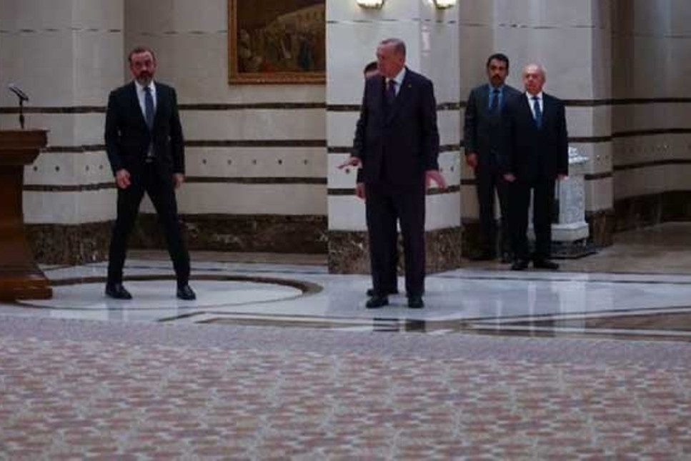 Erdoğan, basına mensuplarına ‘108 metrekare, yerli ve milli’ halıyı gösterdi