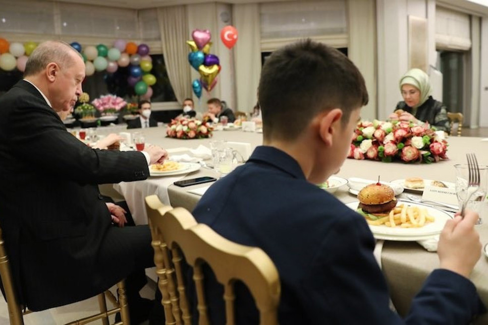 Erdoğan çocuklarla iftarda buluştu; menüde hamburger-patates vardı