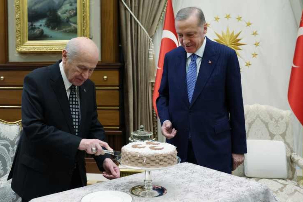 Erdoğan'dan Bahçeli'ye doğum günü pastası jesti
