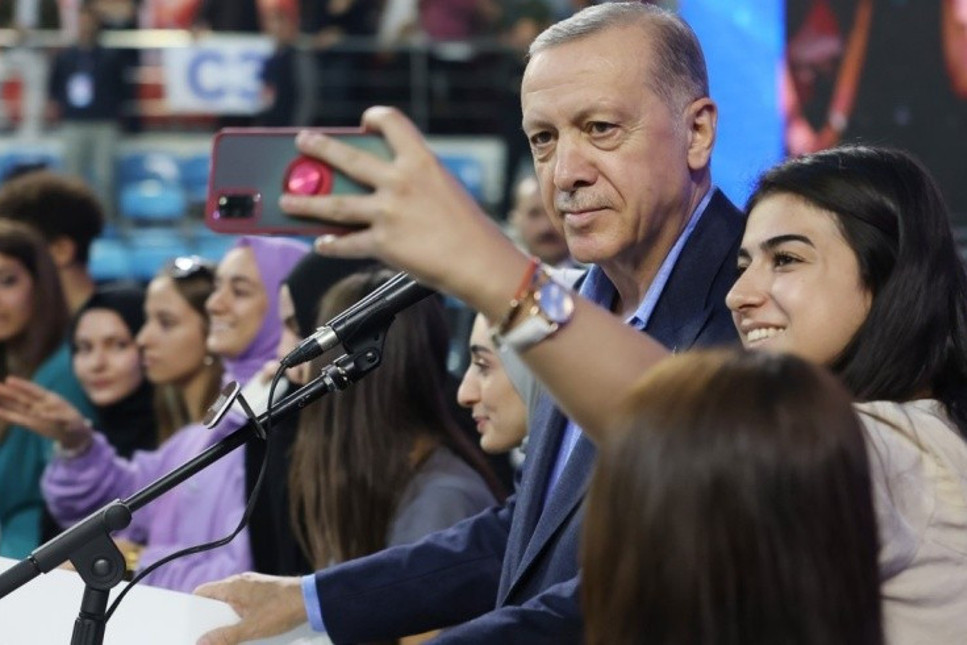 Erdoğan'dan gençlere: Eğer sizi yanıltmaya çalışırsam bana da aynı tavrı gösterin; benim karşımda da özgürlüğünüzden asla taviz vermeyin