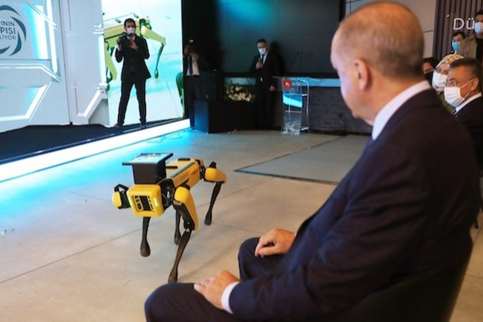 Erdoğan'dan robot köpeğe büyük ilgi: Bay robotla görüştüm..