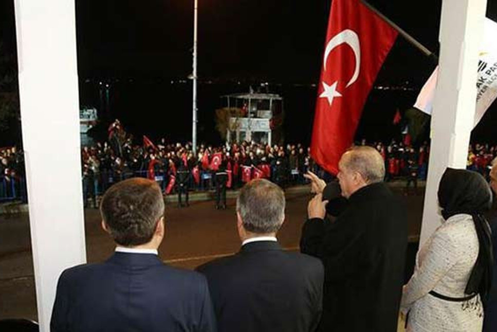 Erdoğan, gece 22:00’de balkona çıkarak kalabalığa seslendi