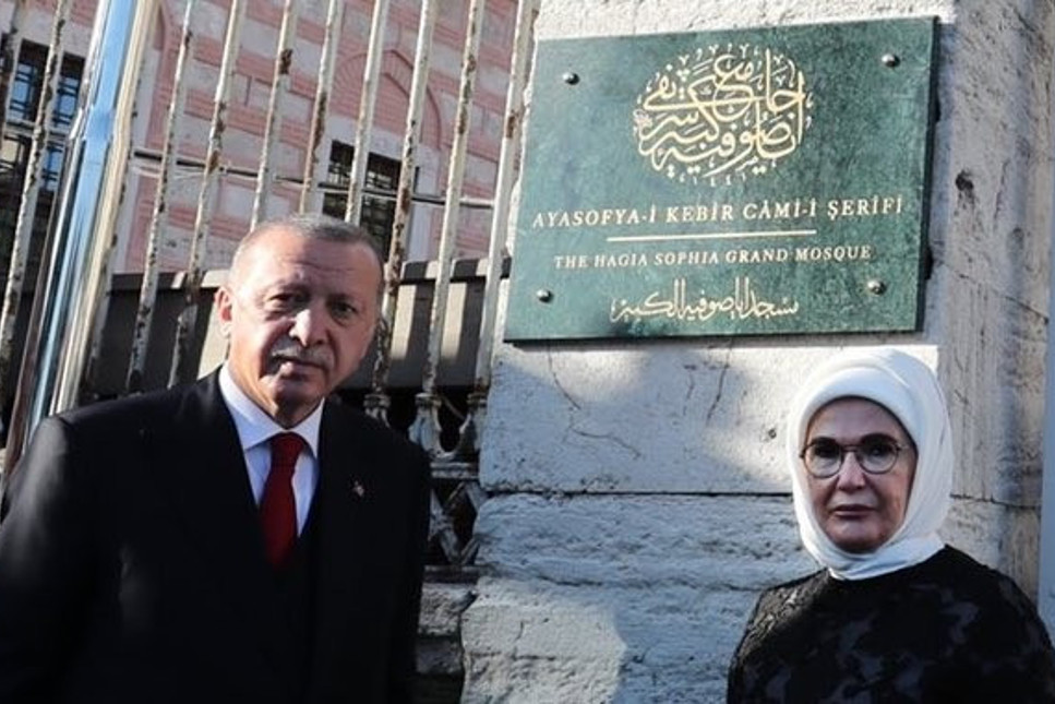 Erdoğan, yarın ki açılıştan önce Ayasofya-i Kebir Cami-i Şerifi tabelasını açtı