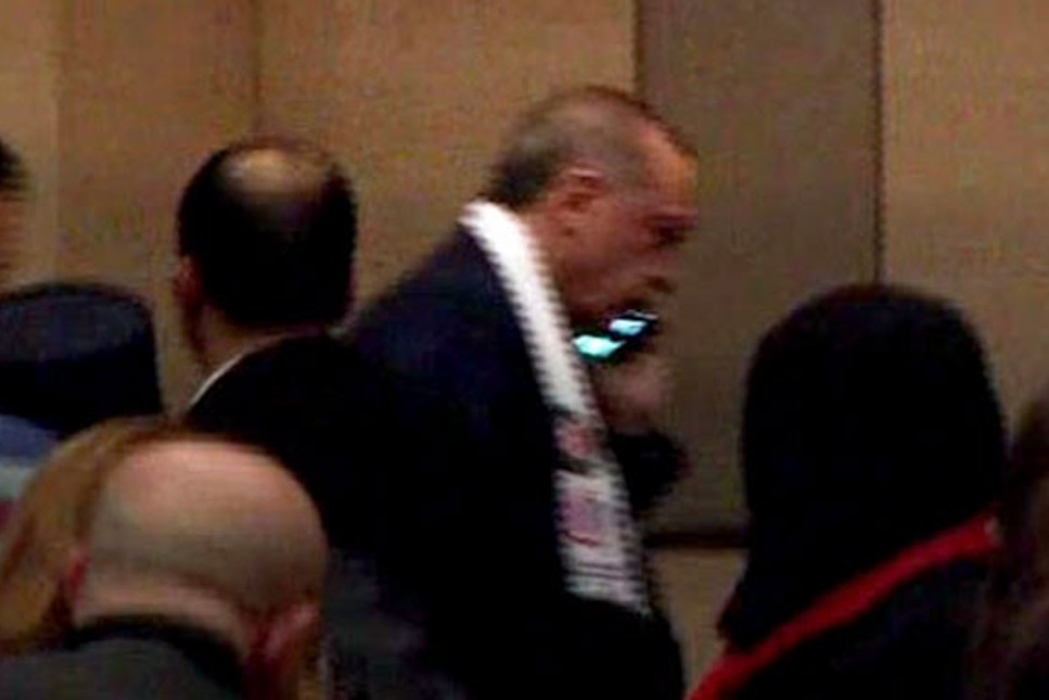 Erdoğan telefon gelince apar topar salondan ayrıldı