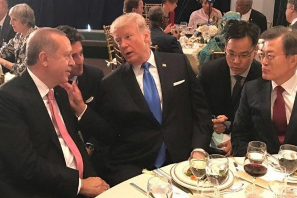 Trump yerinden kalkıp Erdoğan'ın yanına geldi