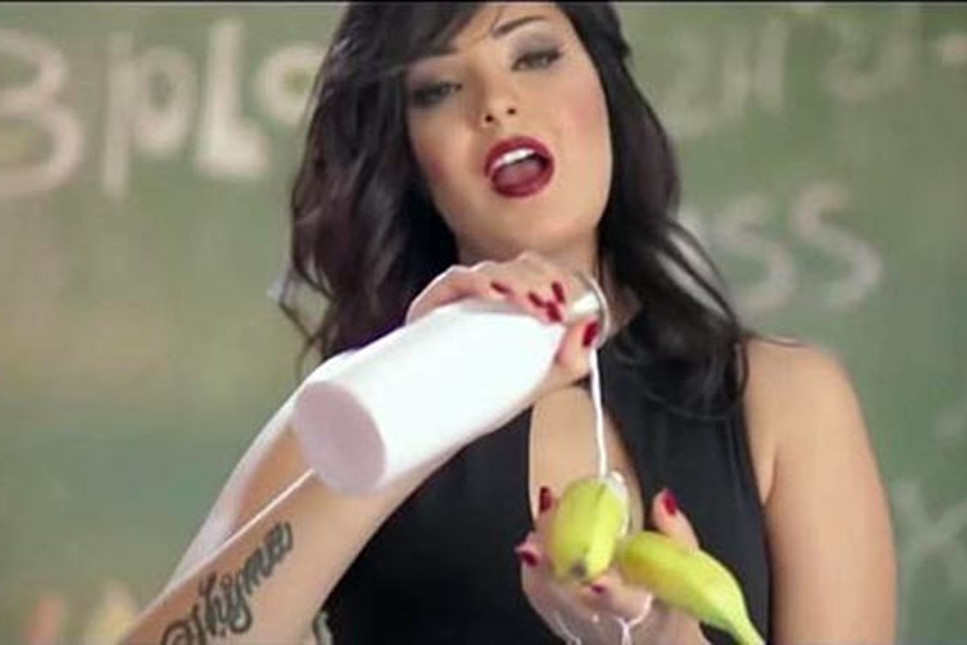 Erotik şekilde muz yiyen şarkıcıya şok ceza