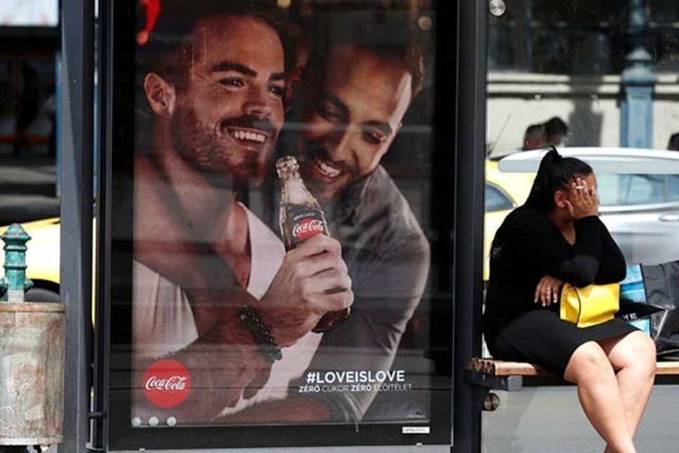 Eşcinsellik vurgusu yapan Coca Cola'ya boykot çağrısı