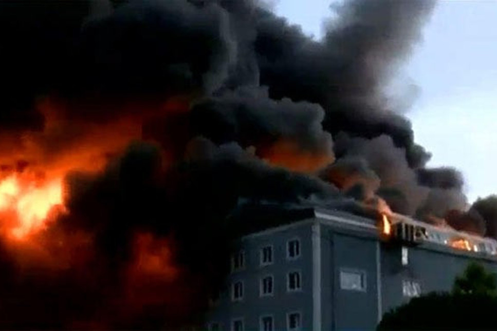 Esenyurt'ta 3 fabrika cayır cayır yandı