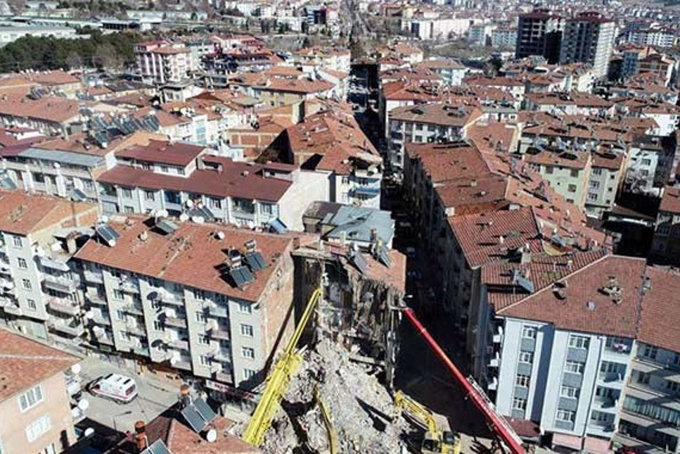 Depremde hasar gören binalarda hırsızlık yaptıkları gerekçesiyle 5 kişi tutuklandı