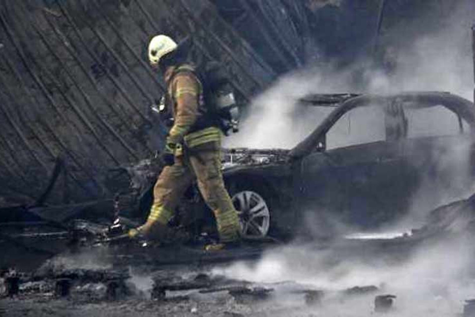 Fabrikada yangın: 3 lüks araç küle döndü