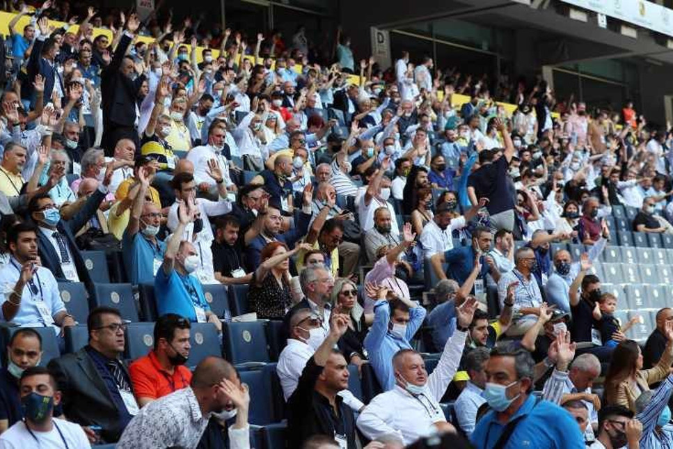 Fenerbahçe'de aidat 50'den 500 TL'ye çıkında tartışma çıktı