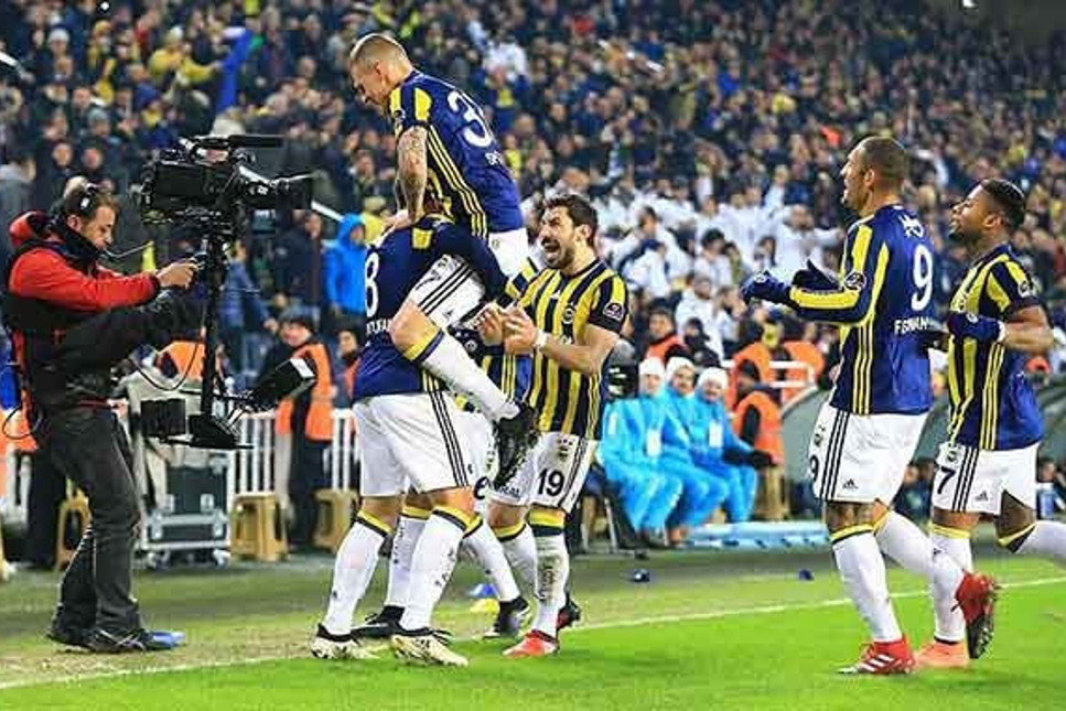Fenerbahçe yenilmezi devirdi, puan farkı 4'e indi