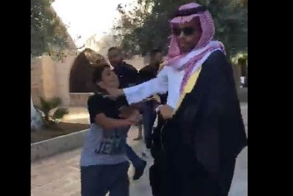 Filistinli çocuk İsrail'in davetiyle gelen Suudi gazetecinin suratına tükürdü
