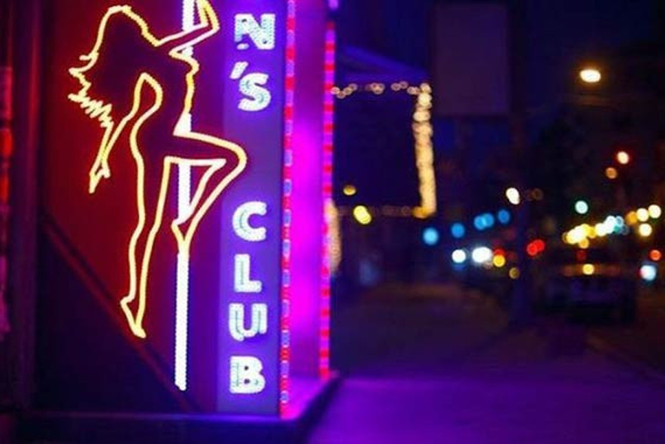 Firma kültürümüzü geliştirmek için.. Dev şirket çalışanlarını striptiz kulübe götürdü