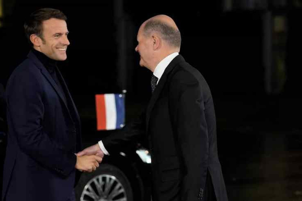 Fransa'da enerji tasarrufu için kalın giyinme trendi: Macron da boğazlı kazakla katıldı