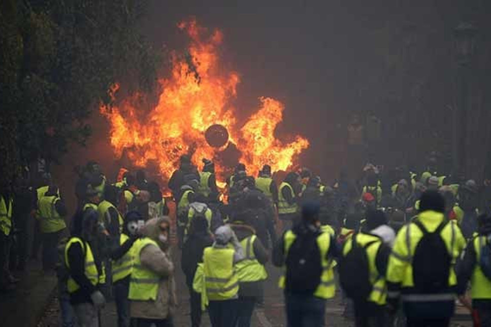 Paris'te Sarı Yelekler sokakta: 481 kişi gözaltında